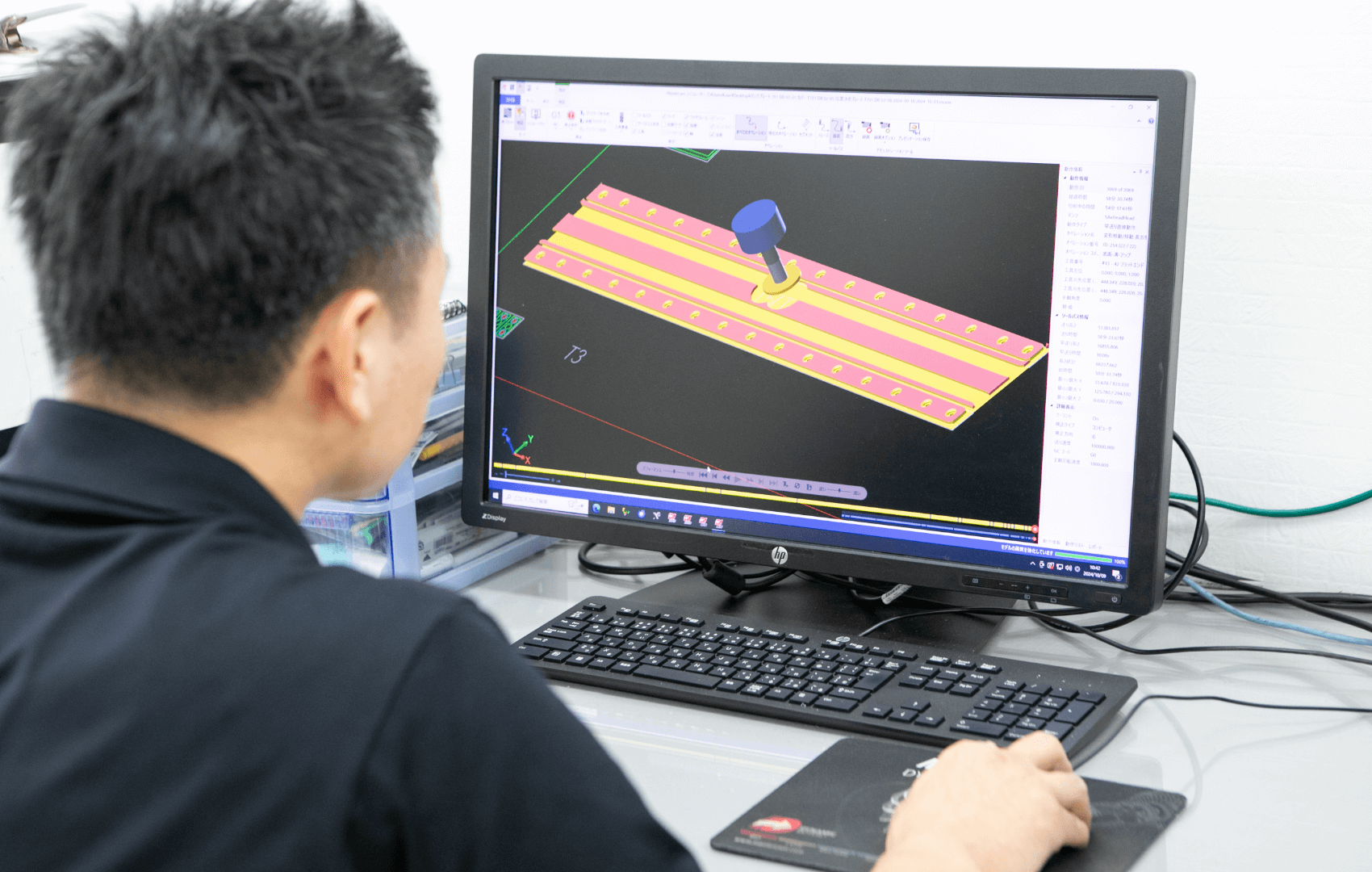 パソコンを操作するスタッフ